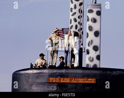 Stati Uniti d'America. Il 2 gennaio, 1977. Il presidente Jimmy Carter, prima Signora Rosalynn Carter e Admiral Hyman Rickover - noto come ''il padre della marina militare nucleare ' ' bordo della US sottomarini nucleari di Los Angeles a Port Canaveral, Florida. Dopo l'imbarco, il Los Angeles partì per un pomeriggio di esperimenti in mare. Il presidente Carter servito sotto Rickover durante la sua carriera navale. © Ken Hawkins/ZUMA filo/Alamy Live News Foto Stock