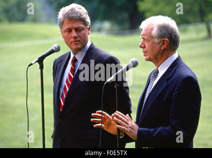 Atlanta, Georgia, Stati Uniti d'America. 1a gen, 1992. L ex Presidente Jimmy Carter presta il suo sostegno al governatore democratico Bill Clinton nel 1992 come Clinton stava facendo la sua prima offerta per la Casa Bianca. L annuncio è stato tenuto in Atlanta, Georgia al Carter Presidential Library. © Ken Hawkins/ZUMA filo/Alamy Live News Foto Stock