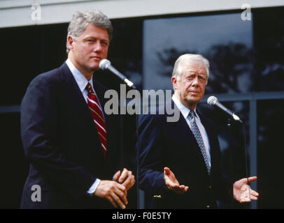 Atlanta, Georgia, Stati Uniti d'America. 1a gen, 1992. L ex Presidente Jimmy Carter presta il suo sostegno al governatore democratico Bill Clinton nel 1992 come Clinton stava facendo la sua prima offerta per la Casa Bianca. L annuncio è stato tenuto in Atlanta, Georgia al Carter Presidential Library. © Ken Hawkins/ZUMA filo/Alamy Live News Foto Stock