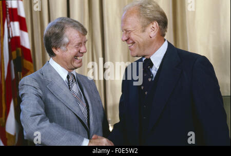 Washington D.C, STATI UNITI D'AMERICA. Il 2 gennaio, 1977. Il neo eletto Presidente Jimmy Carter si incontra con il suo predecessore il presidente statunitense Gerald Ford nella Casa Bianca © Ken Hawkins/ZUMA filo/Alamy Live News Foto Stock