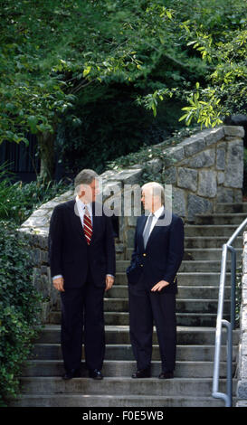 Atlanta, Georgia, Stati Uniti d'America. 1a gen, 1992. L ex Presidente Jimmy Carter presta il suo sostegno al governatore democratico Bill Clinton nel 1992 come Clinton stava facendo la sua prima offerta per la Casa Bianca. L annuncio è stato tenuto in Atlanta, Georgia al Carter Presidential Library. © Ken Hawkins/ZUMA filo/Alamy Live News Foto Stock