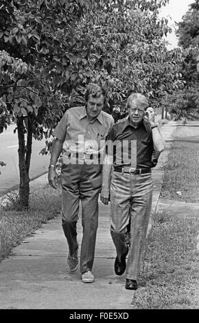 Stati Uniti d'America. 3 febbraio, 2015. Mentre intervistando per Vice Presidente Jimmy Carter prende il Sen. Edmund Muskie per una passeggiata nel suo pianure, Georgia quartiere. Walter Mondale era - alla fine - scelta al di sopra di Muskie, John Glenn e altri. © Ken Hawkins/ZUMA filo/Alamy Live News Foto Stock