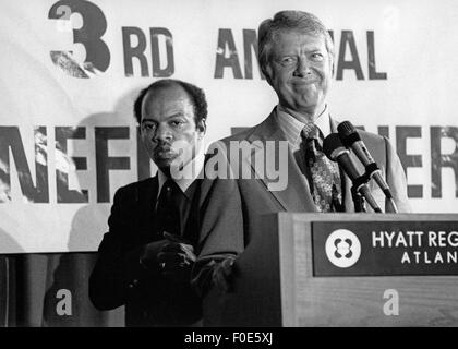 Atlanta, Georgia, Stati Uniti d'America. 5 febbraio, 2015. Il presidente Jimmy Carter in un Atlanta i diritti civili conferenza in 1977 con John Lewis, un ex tenente superiore al dottor Martin Luther King Jr. che potrebbe in seguito essere eletti per gli Stati Uniti Congresso.John Robert Lewis - nato il 21 febbraio 1940 - è un uomo politico americano e leader dei diritti civili. Egli è il U.S. Rappresentante per la Georgia il quinto quartiere congressuale, che serve a partire dal 1987, ed è il decano della Georgia delegazione del Congresso. Il distretto include il nord del tre-quarti di Atlanta.Lewis è il solo vivere ''Grande sei'' leader della American Civ Foto Stock