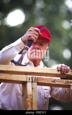 Atanta, Georgia, Stati Uniti d'America. 7 febbraio, 2015. L ex Presidente Jimmy Carter opere su Habitat for Humanity house di Atlanta, Georgia. Carter è una fondazione membro del consiglio di amministrazione e un ambasciatore nel mondo per l'organizzazione no-profit. © Ken Hawkins/ZUMA filo/Alamy Live News Foto Stock