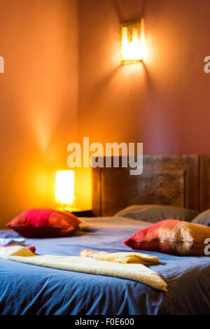 Bella Arabo autentico camera da letto in un tradizionale riad marocchino (guesthouse). Essaouira, Marocco Foto Stock