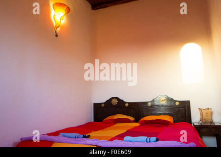 Bella Arabo autentico camera da letto in un tradizionale riad marocchino (guesthouse). Essaouira, Marocco Foto Stock