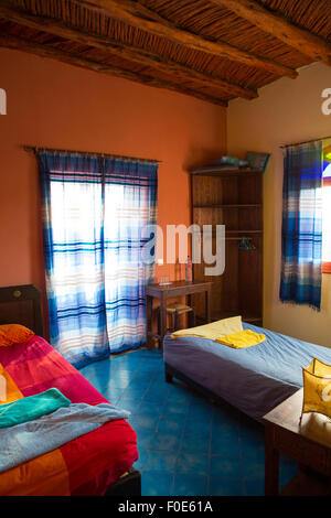 Bella Arabo autentico camera da letto in una tradizionale casa marocchina. Essaouira, Marocco Foto Stock