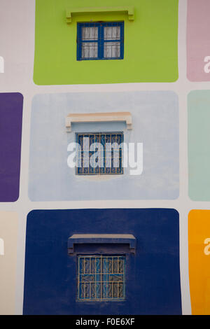 Tradizionale casa colorati con colori diversi per ciascuna finestra di Agadir. Il Marocco 2014 Foto Stock