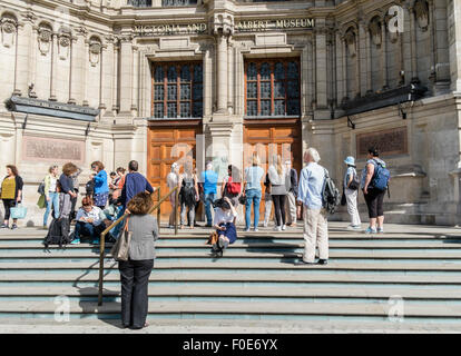 Coda per il Victoria and Albert Museum di Londra. Foto Stock