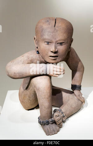 Figura seduta di ceramica e resina, risalente al 600-800 d.c. da veracruz, Messico. Foto Stock