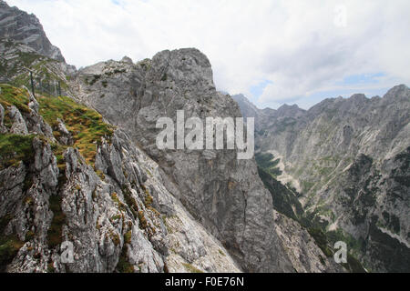 Ripide montagne a Zugspitze nelle alpi europee. Il più alto picco di montagna in Germania Foto Stock