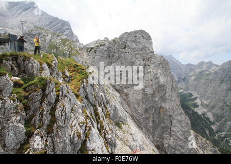 Ripide montagne a Zugspitze nelle alpi europee. Il più alto picco di montagna in Germania. Foto Stock