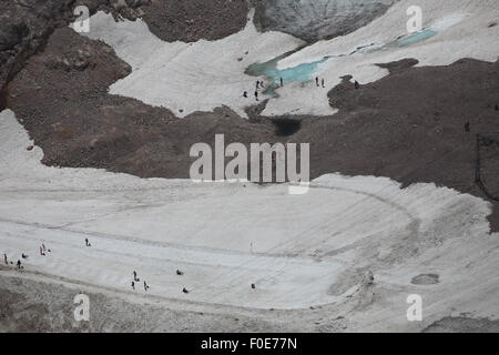 Turisti dell'ultimo bit del ghiacciaio Schneeferner al Zugspitze Foto Stock