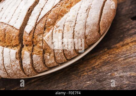 Organico fresco pane di segale. Tradizionale a fette di pane di segale Closeup. Foto Stock
