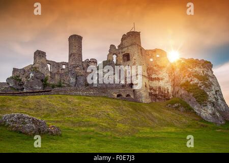 Il castello di Ogrodzieniec è una rovina il castello medievale in Krakow-Czestochowa altopiano, la Polonia, l'Europa. Foto Stock