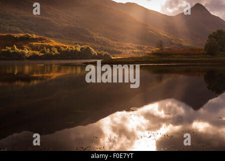 Luce della Sera sul Loch Leven guardando verso un Pap di Glencoe, Sgorr na cinche, Lochaber, Scozia. Foto Stock
