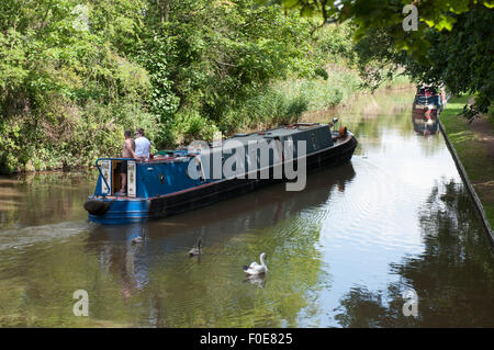 Narrowboat sulla Worcester e Birmingham Canal vicino a Droitwich Canal Junction, Worcestershire, Regno Unito Foto Stock