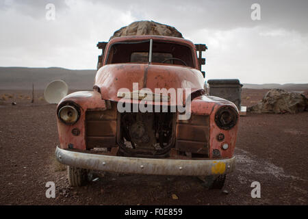 Vecchio vintage e arrugginita Chevrolet relitto si trova sulla strada per Ouarzazate, Marocco 2014. Foto Stock