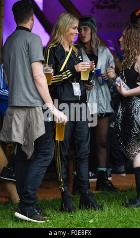 Nicole Appleton, Natalie Appleton e Jade Jones frequentare l'Isle of Wight Festival. Natalie indossa un Prodigy hat nel supporto del marito Liam Howlett, che ha messo in evidenza il festival il venerdì notte. Dotato di: Nicole Appleton dove: Isle Of Wight, Regno Unito quando: 12 Giu 2015 Foto Stock