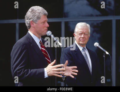 L ex Presidente Jimmy Carter presta il suo sostegno al governatore democratico Bill Clinton nel 1992 come Clinton stava facendo la sua prima offerta per la Casa Bianca. L annuncio è stato tenuto in Atlanta, Georgia al Carter Presidential Library. 27 gennaio, 2015. © Ken Hawkins/ZUMA filo/Alamy Live News Foto Stock