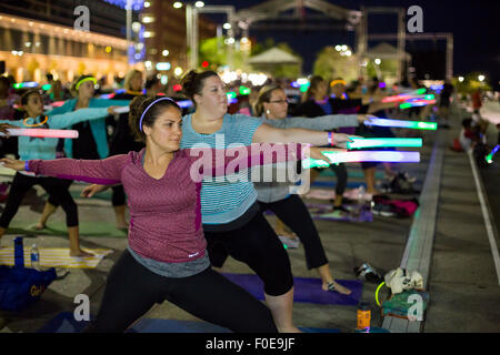 Detroit, Michigan - un 'moonlight yoga' di classe a GM Plaza on the Detroit Riverwalk. Foto Stock