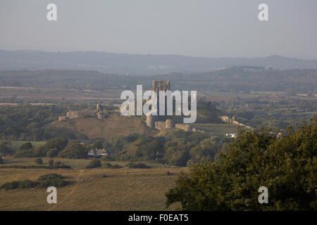 Corfe Castle affiancato da East Hill e West Hill Il Purbeck Hills il Isle of Purbeck Dorset Inghilterra Foto Stock