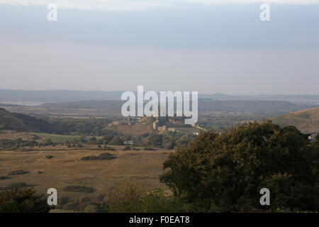 Corfe Castle affiancato da East Hill e West Hill Il Purbeck Hills il Isle of Purbeck Dorset Inghilterra Foto Stock