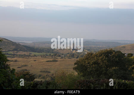 Corfe Castle affiancato da East Hill e West Hill Il Purbeck Hills il Isle of Purbeck Dorset Inghilterra Foto Stock