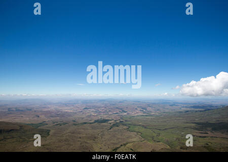 Panorama dalla cima del Roraima Tepui con cielo blu - Table Mountain - triplice frontiera, Venezuela, Guyana, Brasile Foto Stock