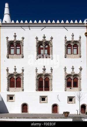 SINTRA, PORTOGALLO - 07 MARZO 2015: Facciata del Palacio Nacional de Sintra (Palazzo Nazionale) Foto Stock