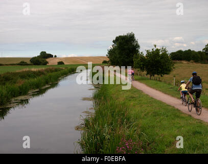 Famiglia Escursioni in bicicletta lungo la strada alzaia in Bridgwater e Canal a Taunton, Somerset, Regno Unito Foto Stock