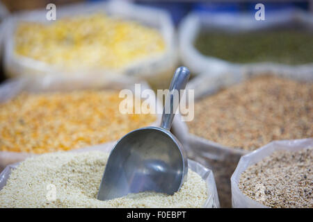 Sacchetti con orzo bianco presso il Mercato alimentare di Merida, Venezuela Foto Stock