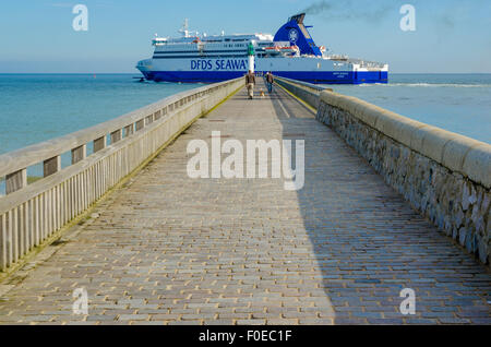 'Dieppe Seaways' Ferry andando a Dover dal porto di Calais. Vista dal molo di Calais. Foto Stock