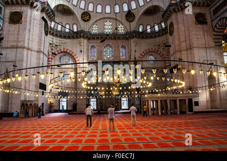 Uomini musulmani pregano in moschea. Moschea è 'Suleymaniye moschea di Istanbul". Foto Stock