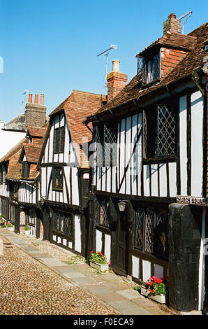 Vecchie case in stile Tudor nella piazza della chiesa, segala, East Sussex, Regno Unito Foto Stock