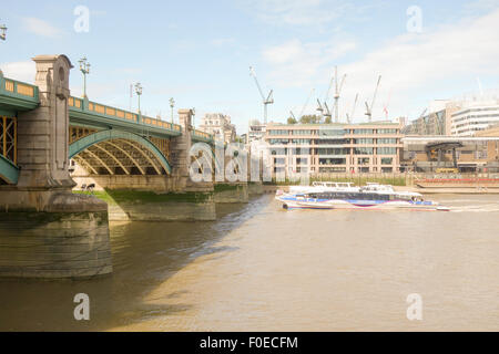 Una crociera turistica viaggia sotto il ponte Southwark a Londra. Foto Stock