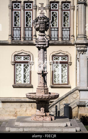 SINTRA, PORTOGALLO - 07 MARZO 2015: Fontana gotica al di fuori del municipio medievale di Sintra Foto Stock