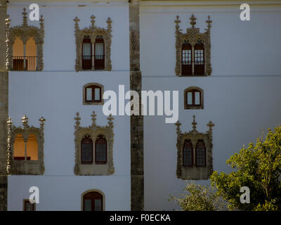 SINTRA, PORTOGALLO - 07 MARZO 2015: Finestre ornate del Palacio Nacional de Sintra (Palazzo Nazionale) Foto Stock