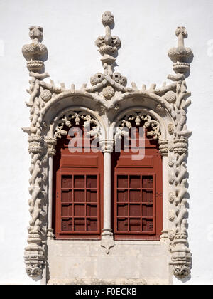 SINTRA, PORTOGALLO - 07 MARZO 2015: Finestra ornata del Palacio Nacional de Sintra (Palazzo Nazionale) Foto Stock