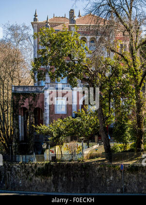 SINTRA, PORTOGALLO - 07 MARZO 2015: Bella casa a Sintra Foto Stock