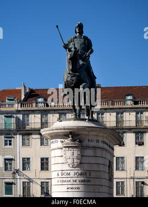 LISBONA, PORTOGALLO - 07 MARZO 2015: Statua equestre di Dom Joao i (Giovanni i) a Praca da Figueira Foto Stock