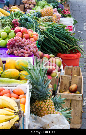 Differenti varietà di frutta e verdura colorata al mercato andino di Otavalo in Ecuador. Foto Stock