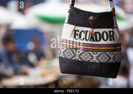 Lana fatti a mano in borsa per la vendita all'esterno il mercato artigianale di Otavalo. Ecuador è scritto sulla busta. Foto Stock