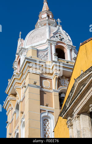 Blu cielo chiaro con la cattedrale di Cartagena, Towerbell (1577), Cartagena de Indias, Dipartimento di Bolivar, Colombia Foto Stock