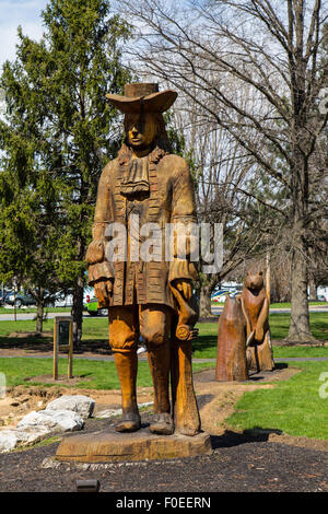 Legno scolpito la scultura di Quaker William Penn in un parco suburbano noto come Greenfield vicino a Lancaster, PA. Foto Stock