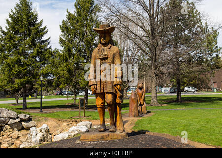 Legno scolpito la scultura di Quaker William Penn in un parco suburbano noto come Greenfield vicino a Lancaster, PA. Foto Stock
