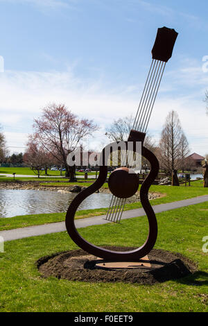 Una scultura di chitarra in un parco suburbano noto come Greenfield vicino a Lancaster, PA. Foto Stock