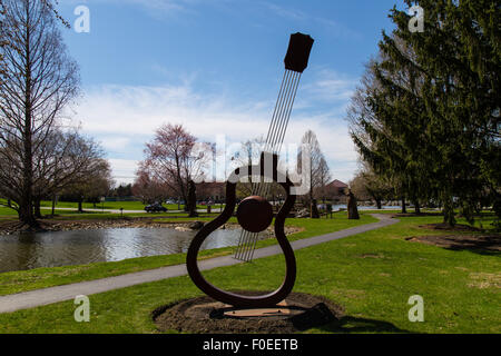 Una scultura di chitarra in un parco suburbano noto come Greenfield vicino a Lancaster, PA. Foto Stock