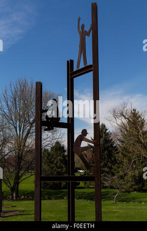 Una scultura comstruction in un parco suburbano noto come Greenfield vicino a Lancaster, PA. Foto Stock