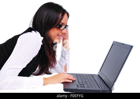 Giovane ragazza che stabilisce e lavora su un computer portatile Foto Stock